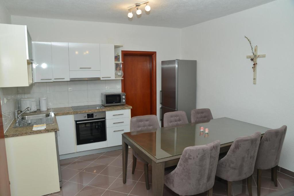 Kuchyň nebo kuchyňský kout v ubytování APARTMAN MATKOVIĆ