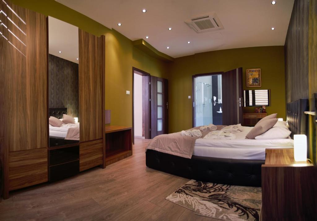 sypialnia z dużym łóżkiem i lustrem w obiekcie Hotel Forum Fitness Spa & Wellness w mieście Lublin
