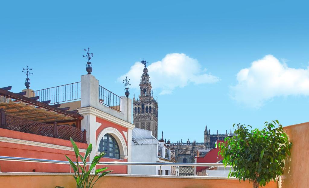 Blick auf ein Gebäude mit einem Uhrturm in der Unterkunft U-Sense Sevilla Centro in Sevilla