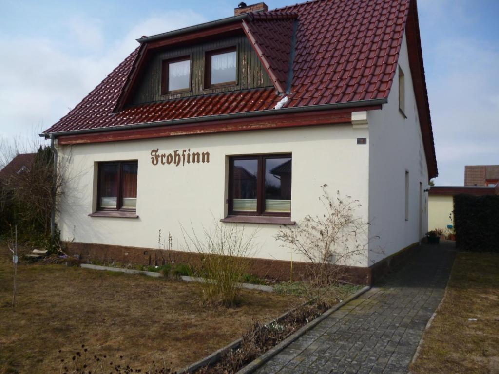 ein weißes Haus mit rotem Dach in der Unterkunft Haus Frohsinn in Ückeritz