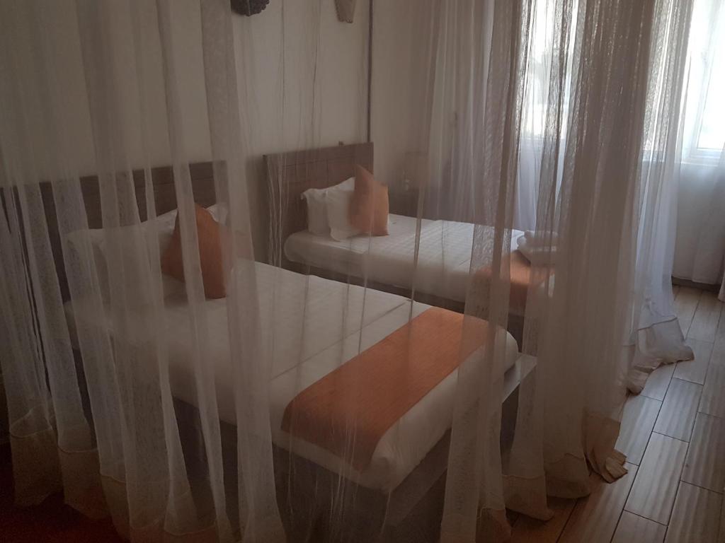 Postel nebo postele na pokoji v ubytování The Vic Hotel