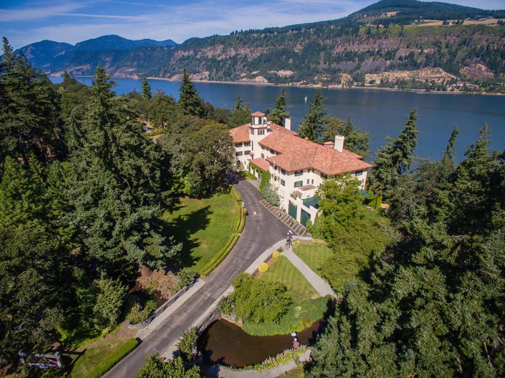 z góry widok na dom na wzgórzu obok jeziora w obiekcie Columbia Gorge Hotel & Spa w mieście Hood River