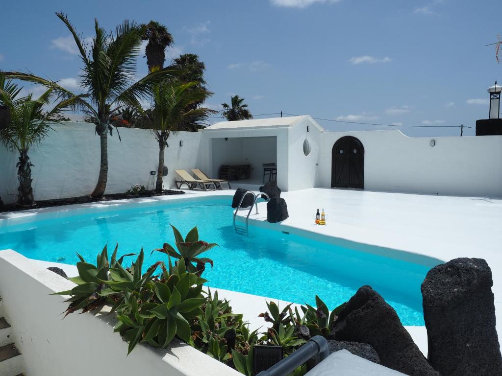 una piscina en el patio trasero de una villa en Villa Angela en Mácher