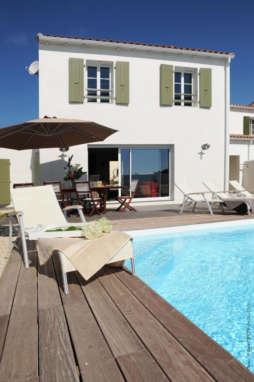 une villa avec piscine et une maison dans l'établissement villas des phares, à La Flotte