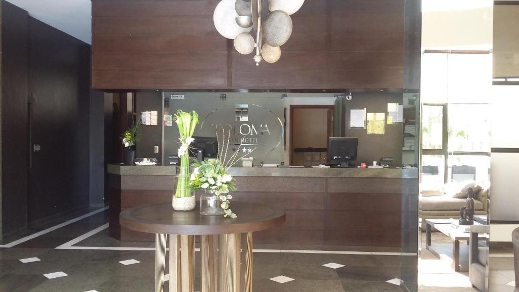 un vestíbulo con una mesa con flores. en Gran Hotel Toloma en Cochabamba