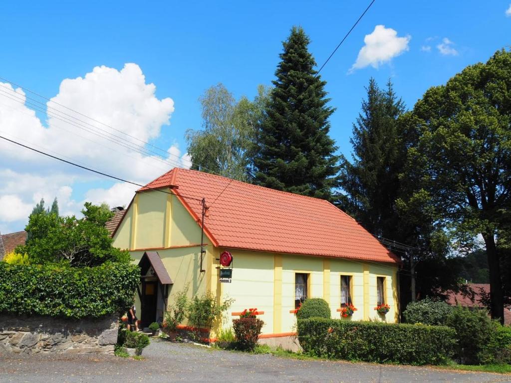 ein gelbes Haus mit rotem Dach in der Unterkunft Penzion Bližanovy in Plánice
