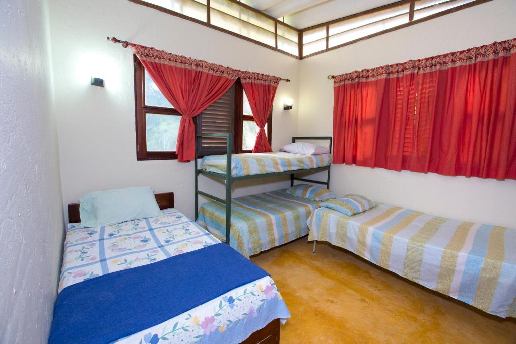 En eller flere senge i et værelse på VILLA ANACAHUITA, Limonal
