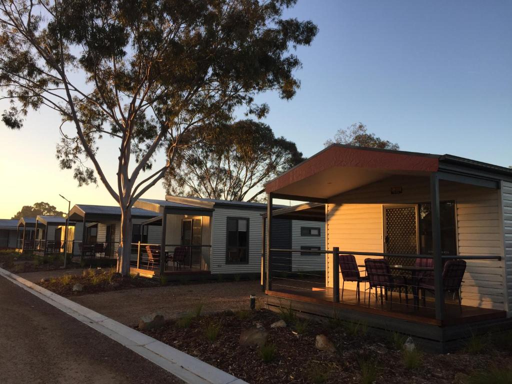 a row of mobile homes parked in a row at Yarrawonga Riverlands Tourist Park in Yarrawonga