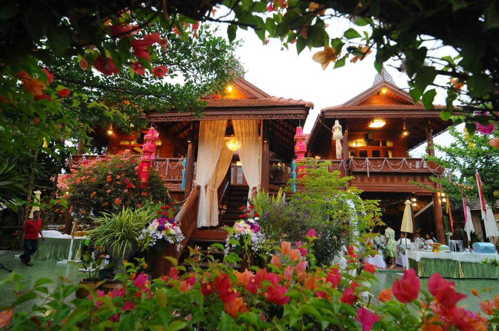 バンコクにあるモントリ リゾート ドンムアン バンコクの花の多い建物