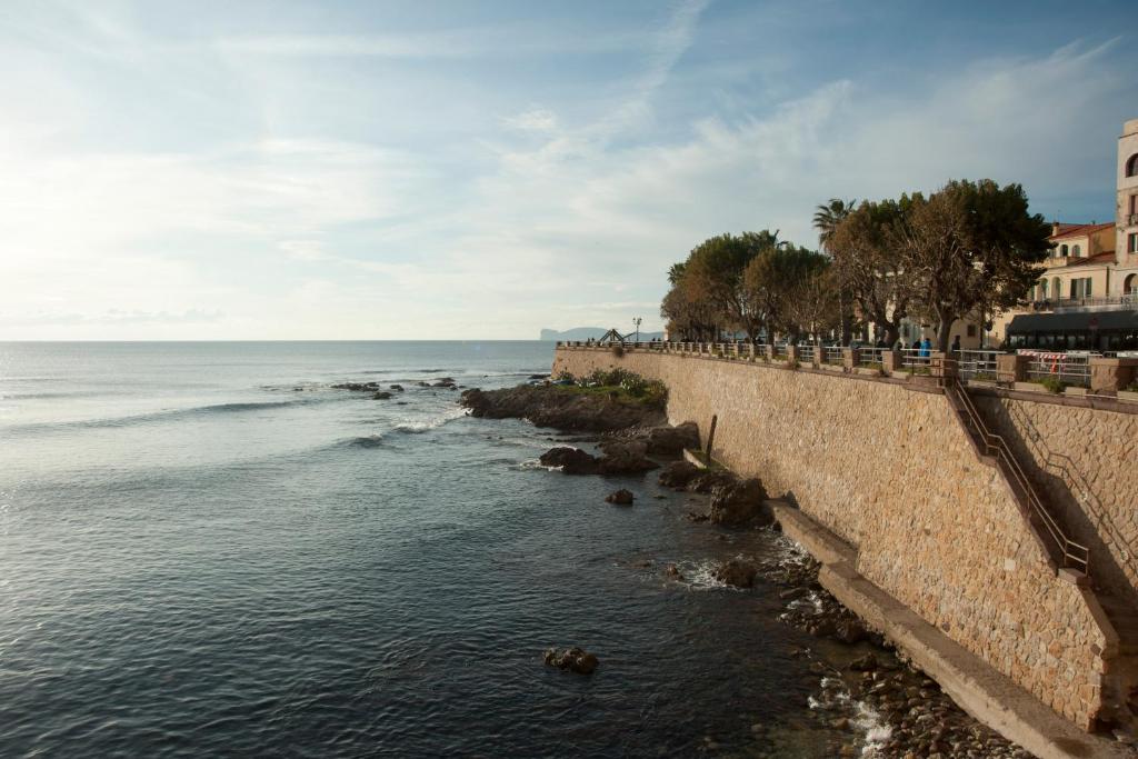 アルゲーロにあるLa Casina Apartmentの壁面から海の景色を望めます。