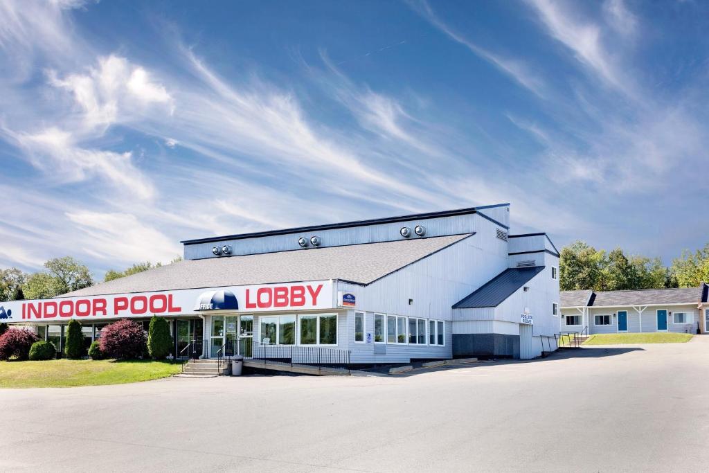 Hotel Howard Johnson by Wyndham Woodstock / #CanadaDo / Best Places to Stay in Woodstock