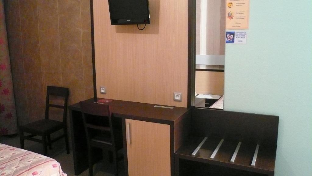 TV a/nebo společenská místnost v ubytování Hôtel L'Européen