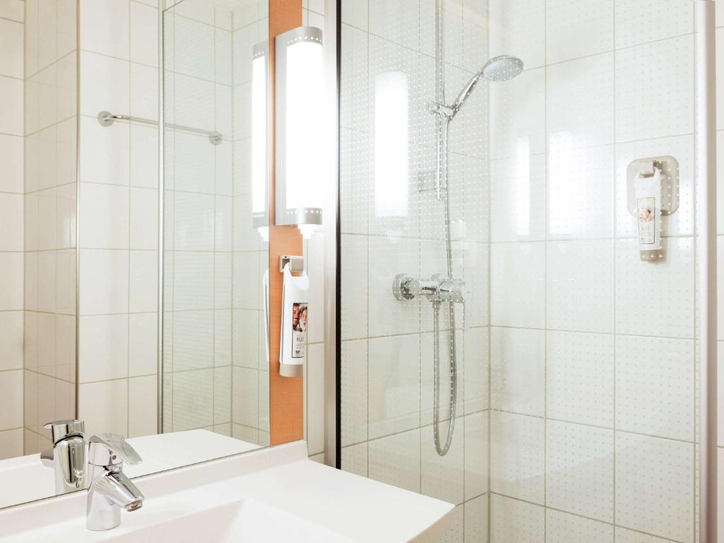 a bathroom with a shower and a sink at ibis Rotterdam Vlaardingen in Vlaardingen