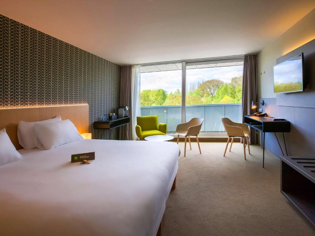 TV a/nebo společenská místnost v ubytování ibis Styles Kortrijk Expo