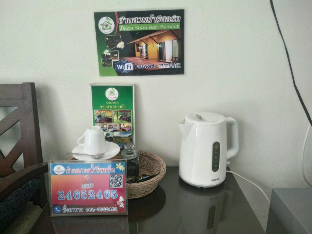 Příslušenství pro přípravu čaje a kávy v ubytování Baan Suan Nam Resort