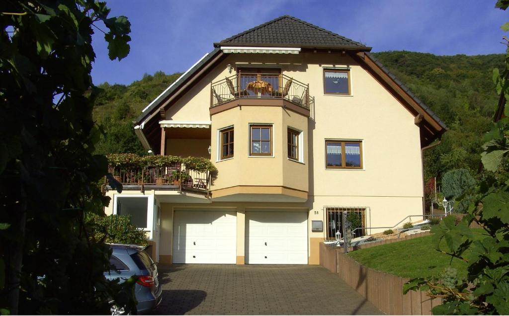 una casa grande con un coche aparcado delante de ella en Moselblick, en Sankt Aldegund