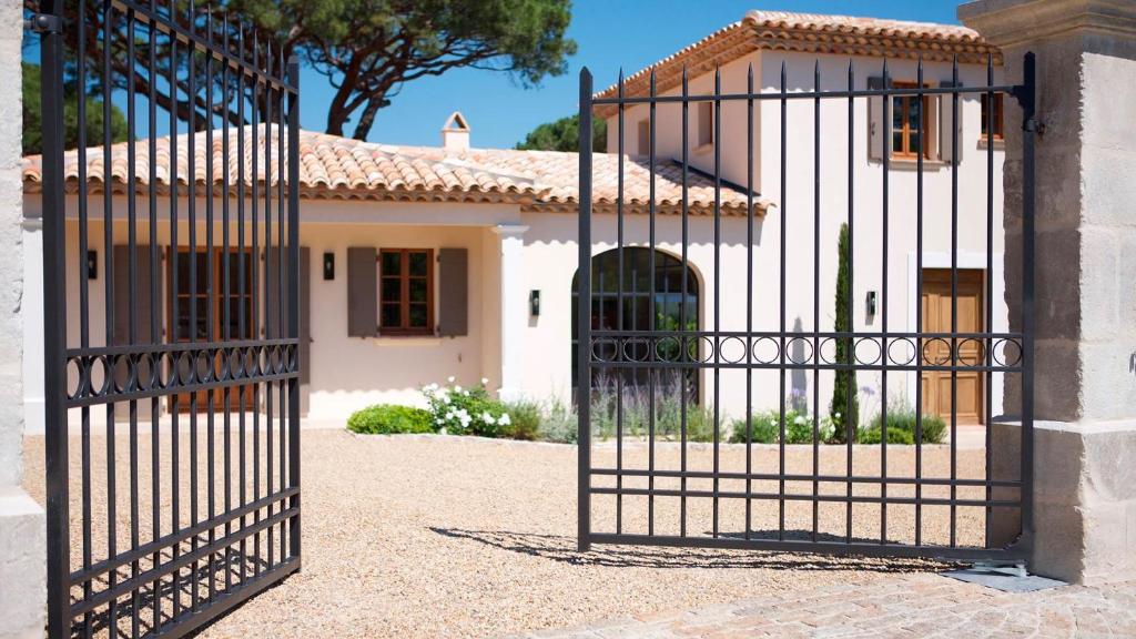 a gate in front of a house at Les Pins de l&#39;Escalet in Ramatuelle
