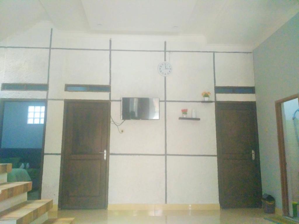 a room with two doors and a wall at Homestay Bumi Asri III Cikutra in Bandung