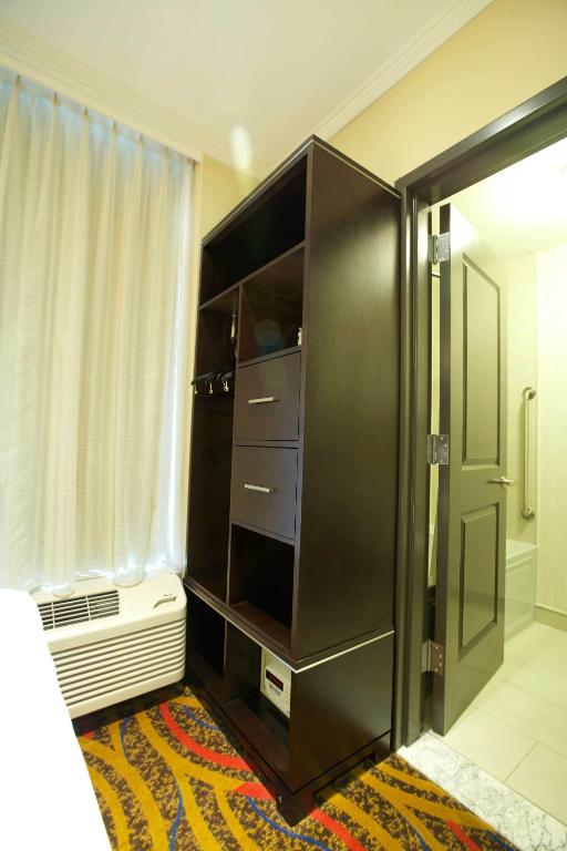 TV a/nebo společenská místnost v ubytování Nesva Hotel - New York City Vista
