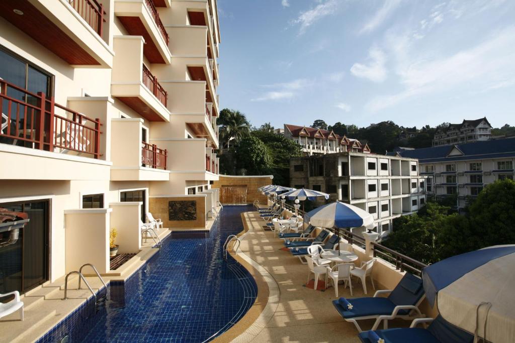 Bazén v ubytování Jiraporn Hill Resort nebo v jeho okolí