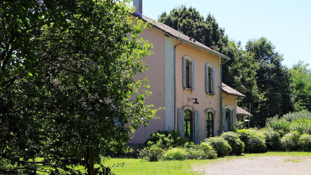 Gamarde-les-Bains的住宿－l'ancienne gare，前面有一棵树的黄色房子