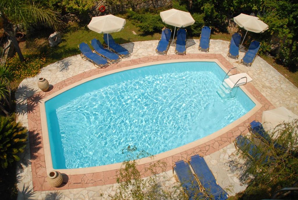 Bazén v ubytování Christoforos Apartments nebo v jeho okolí