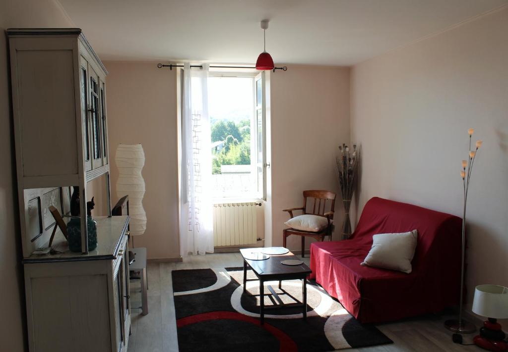 エスパリオンにあるDouceur en Campagneのリビングルーム(赤いソファ、窓付)