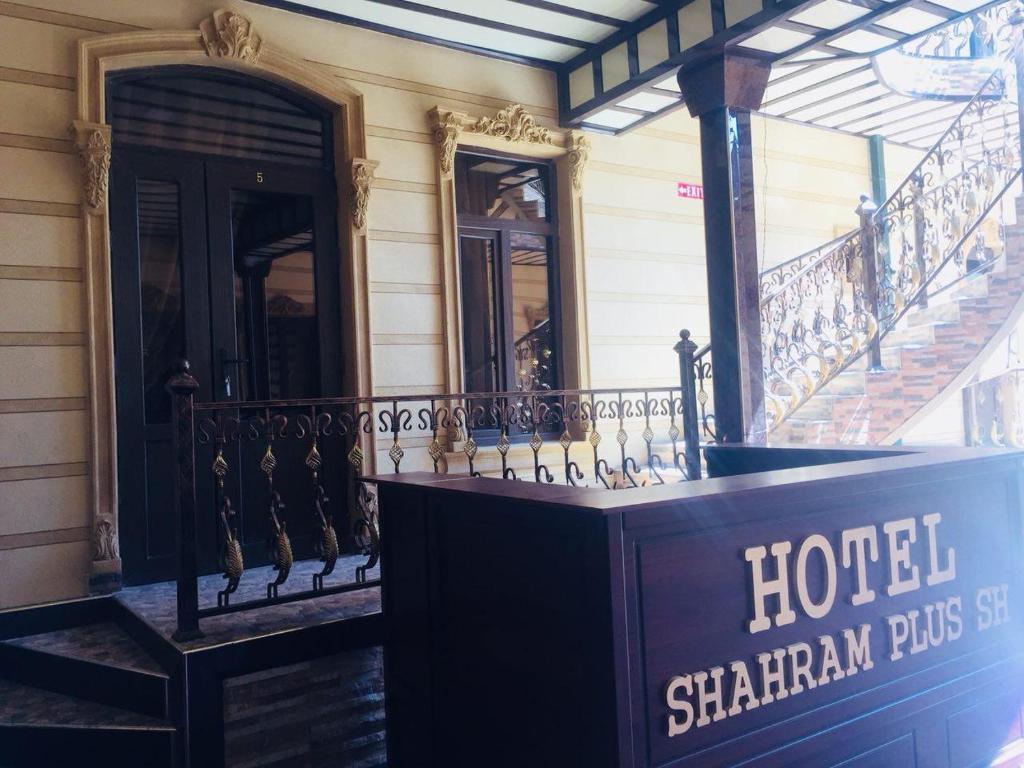 znak bólu hotelu Szanghai przed budynkiem w obiekcie Hotel Shahram Plus Sh w Samarkandzie