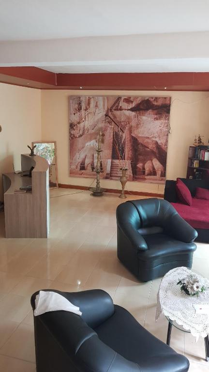 ein Wohnzimmer mit einem Sofa und einem Tisch in der Unterkunft Mount View Inn in Kandy