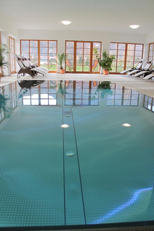Bazén v ubytování Hotel Hochsteg Gütl | Traunsee Salzkammergut nebo v jeho okolí
