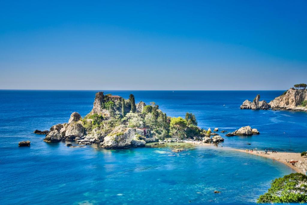 タオルミーナにあるCohen Smart Houseの海中の岩を浮かべた島