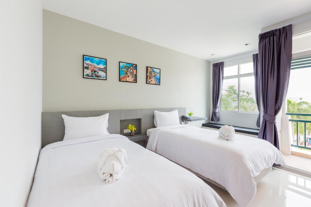 Postel nebo postele na pokoji v ubytování Evergreen Suite Hotel