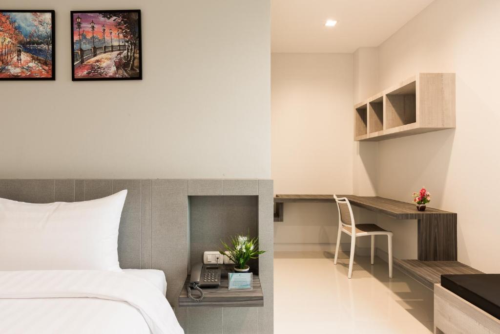Postel nebo postele na pokoji v ubytování Evergreen Suite Hotel