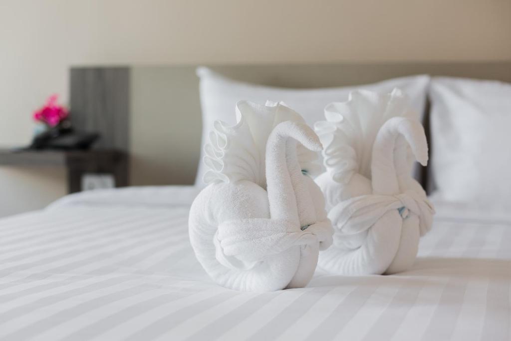 Postel nebo postele na pokoji v ubytování Evergreen Suite Hotel