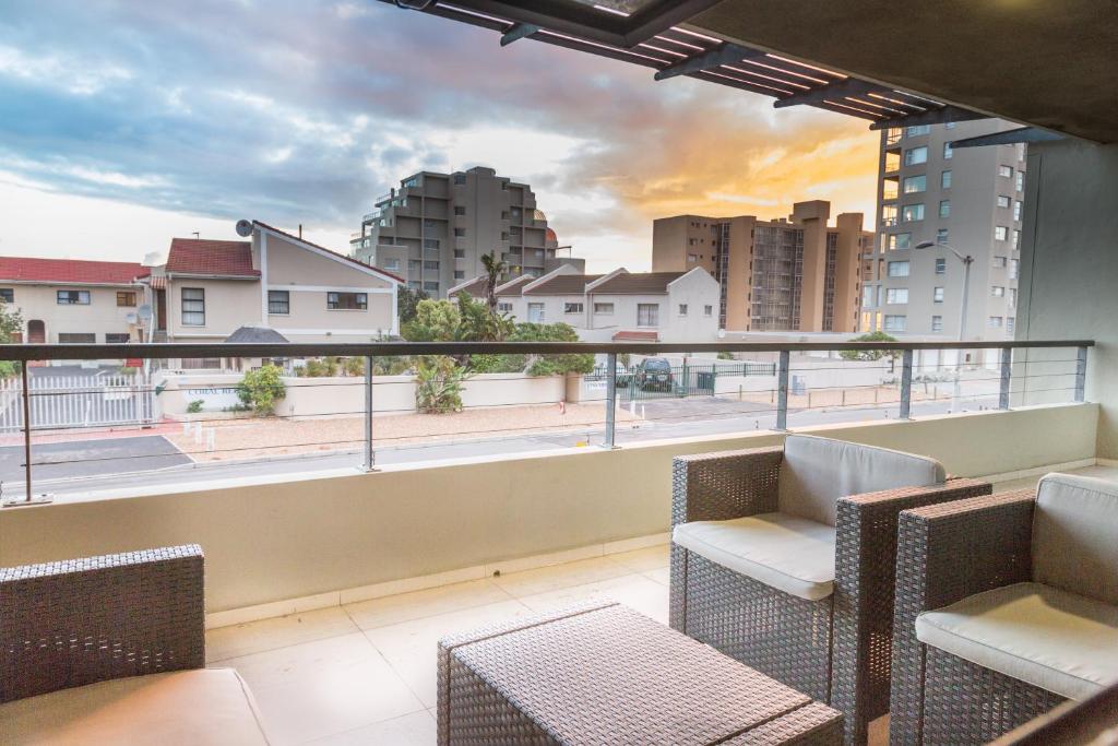 Modern 2 bedroom with underground parking 1 mins from beach205 La