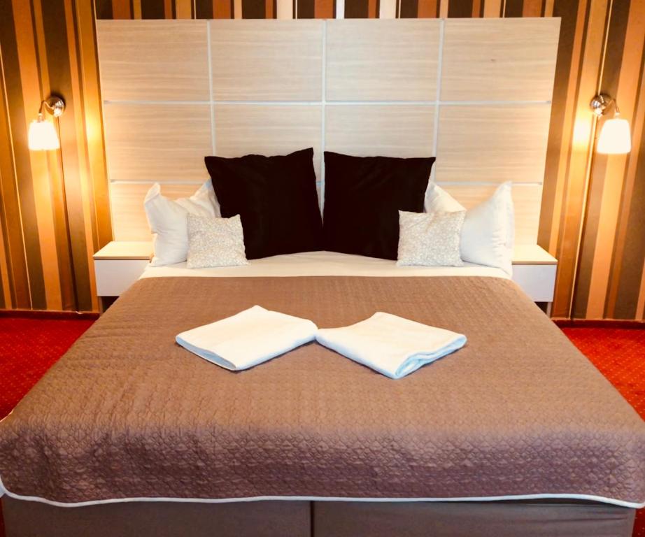 Postel nebo postele na pokoji v ubytování Hotel Mon Caprice