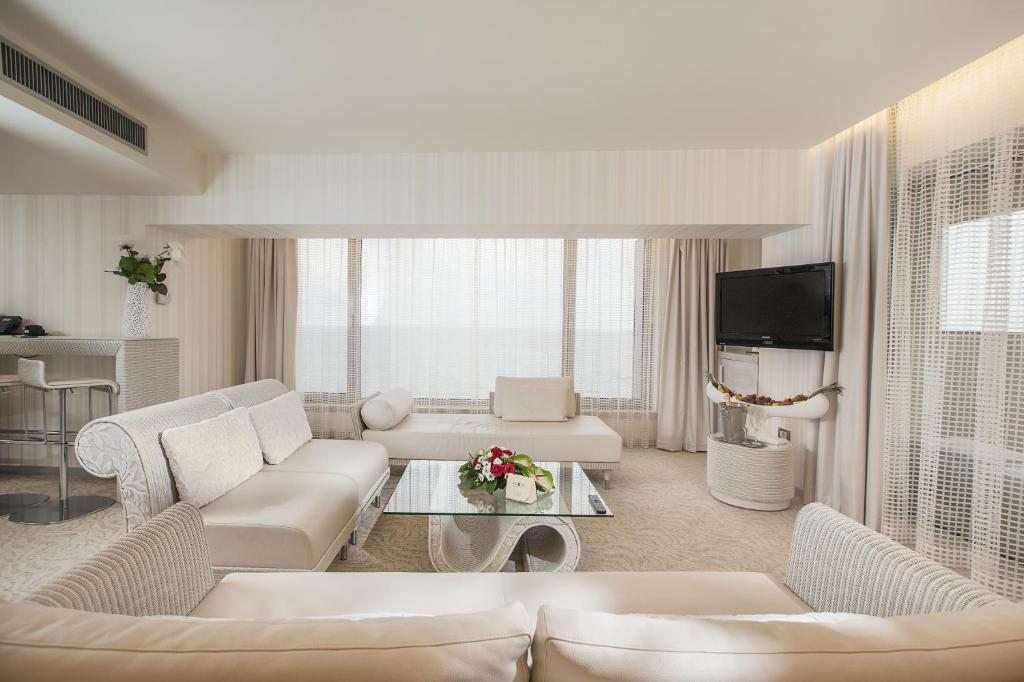 TV a/nebo společenská místnost v ubytování Vega Hotel