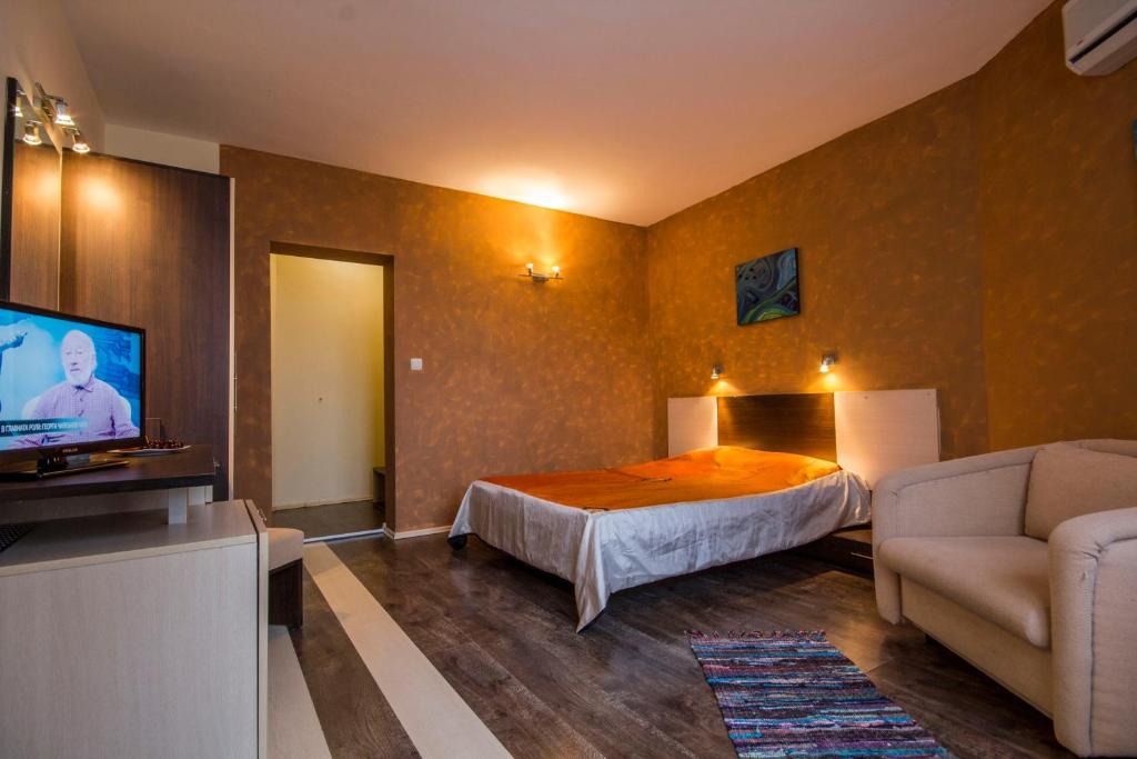 TV a/nebo společenská místnost v ubytování Coral Guest House