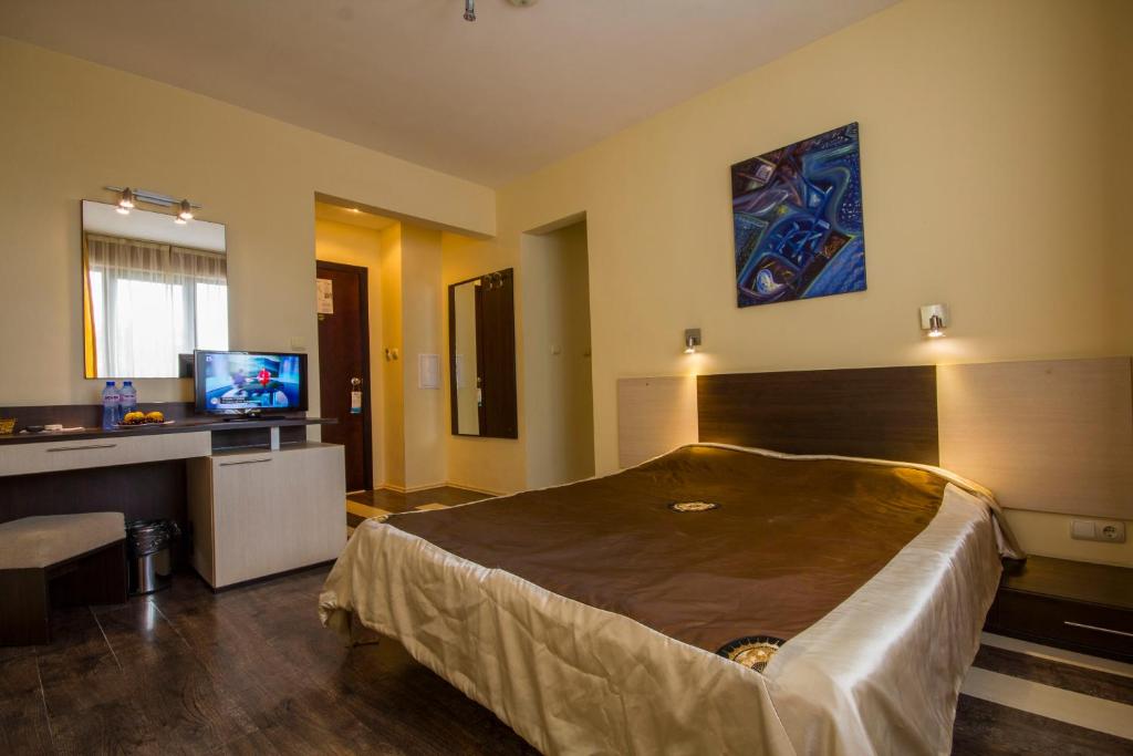 TV a/nebo společenská místnost v ubytování Coral Guest House