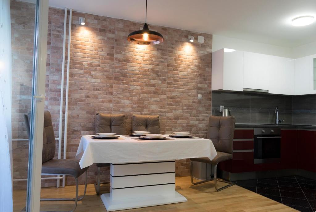 stół w kuchni z białym ściereczkiem w obiekcie Apartment Mia -V w Zagrzebiu