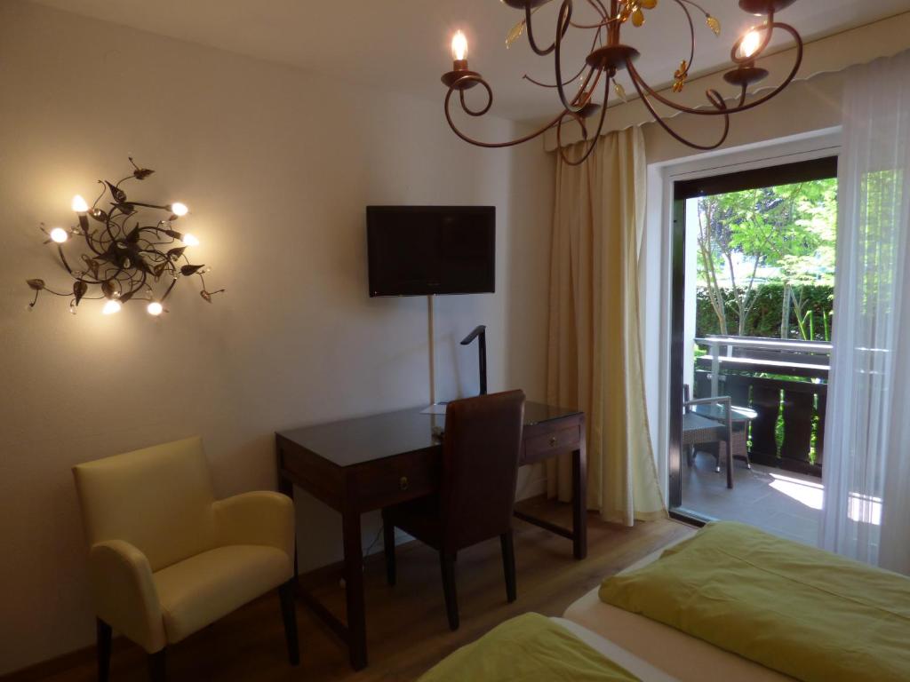 TV a/nebo společenská místnost v ubytování Hotel Engelhof