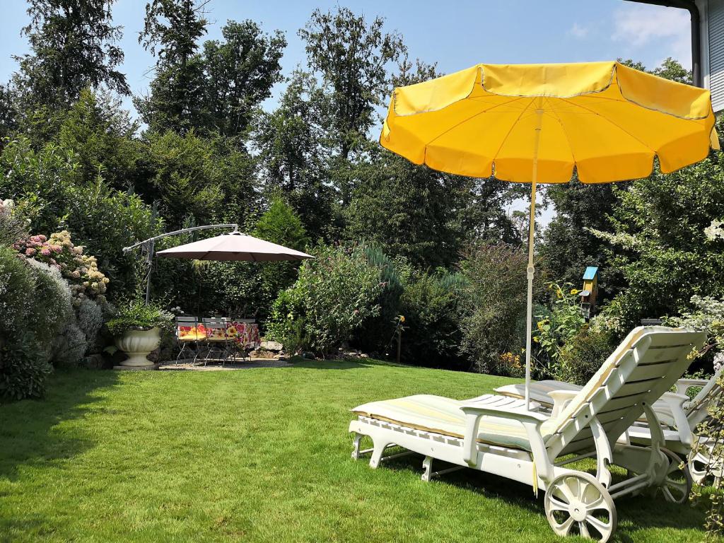 einen Stuhl und einen Regenschirm in einem Hof in der Unterkunft Haus Ulmer in Meersburg