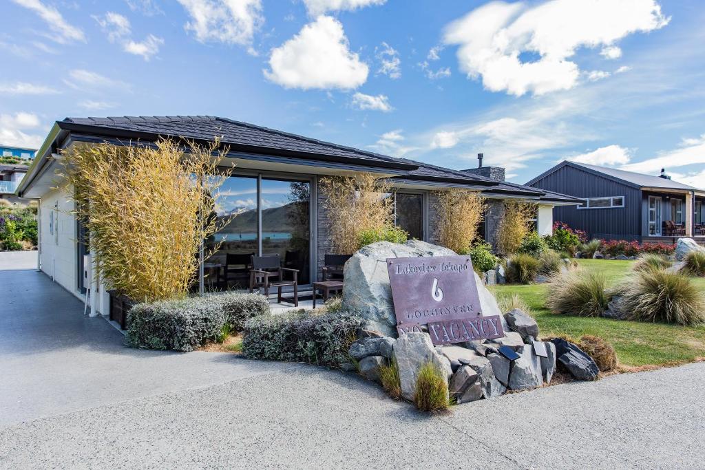 ein Haus mit einem Schild davor in der Unterkunft Lakeview Tekapo in Lake Tekapo