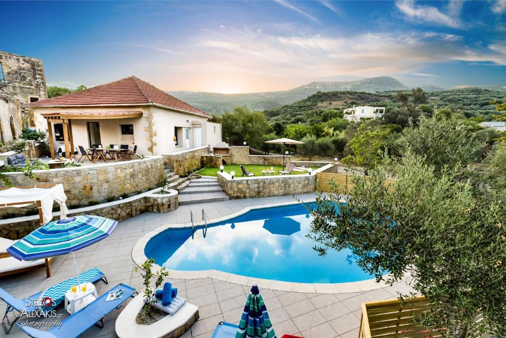 una piscina con sillas y una casa en Zen Villa Elafonisi, en Kamára