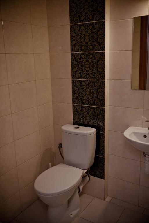 Kúpeľňa v ubytovaní KOLUMNY 217- tanie noclegi pracownicze, parking bezpłatny