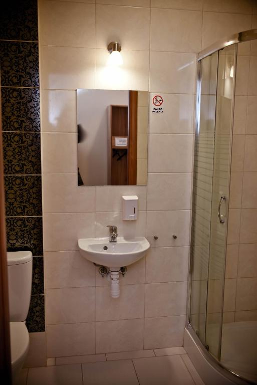 Kúpeľňa v ubytovaní KOLUMNY 217- tanie noclegi pracownicze, parking bezpłatny