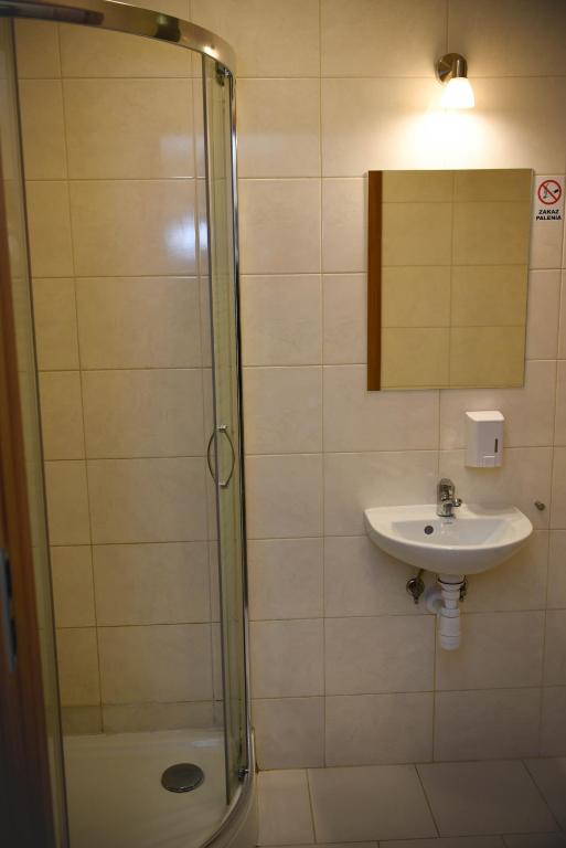Kúpeľňa v ubytovaní KOLUMNY 217- tanie noclegi pracownicze, parking bezpłatny