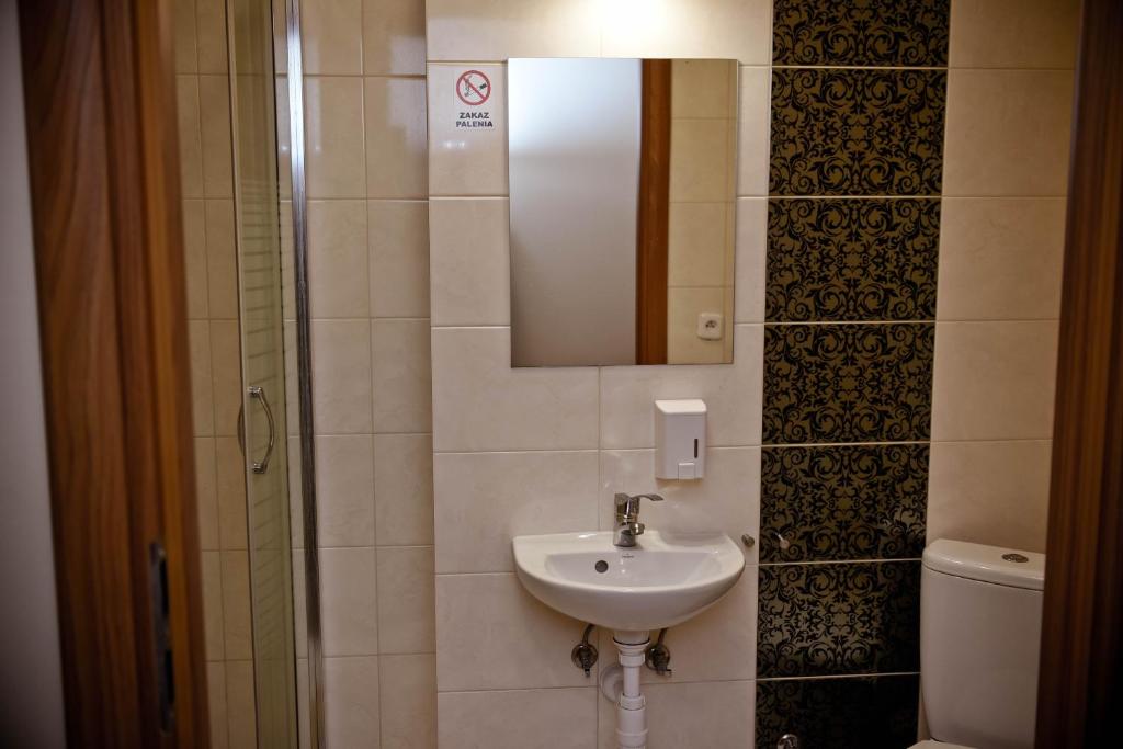 Kúpeľňa v ubytovaní KOLUMNY 217- tanie noclegi pracownicze, parking bezpłatny