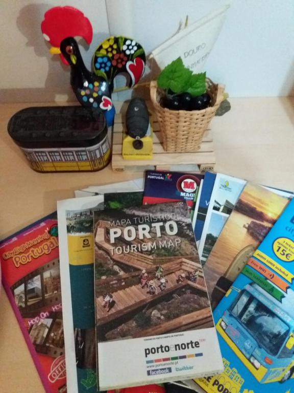 une table avec des livres et un jouet de dinde et un livre dans l'établissement Rota da vila-Quinta das Rãs, à Foz do Sousa