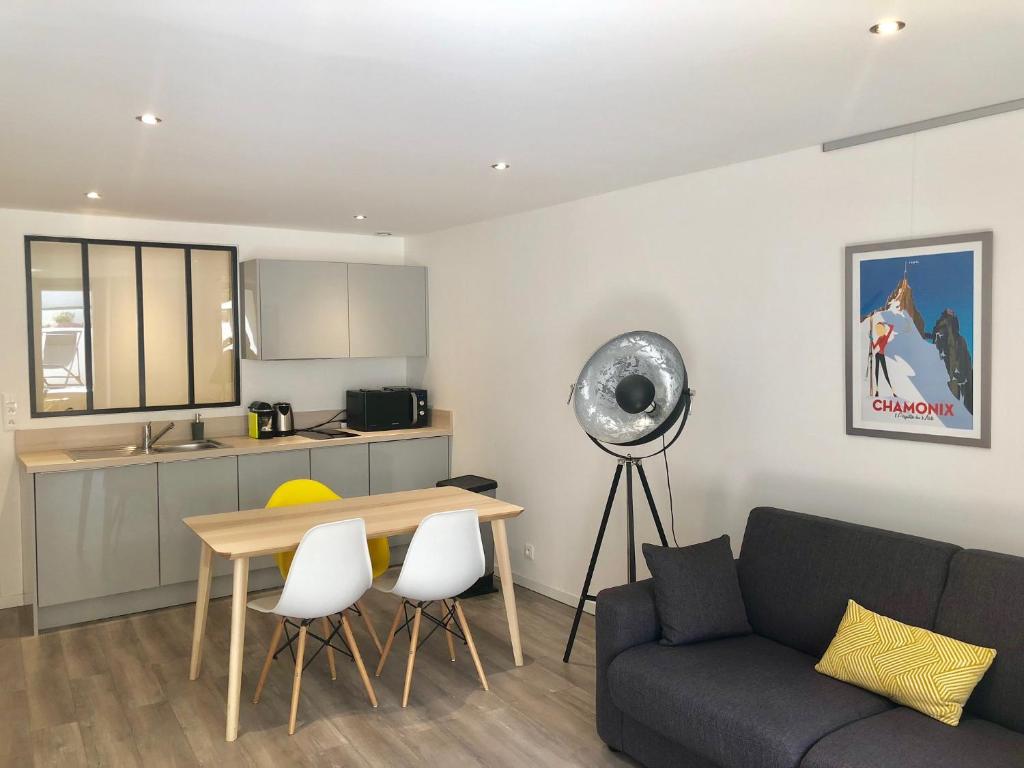 un salon avec un canapé et une table dans l'établissement Le 17 Faubourg, à Annecy